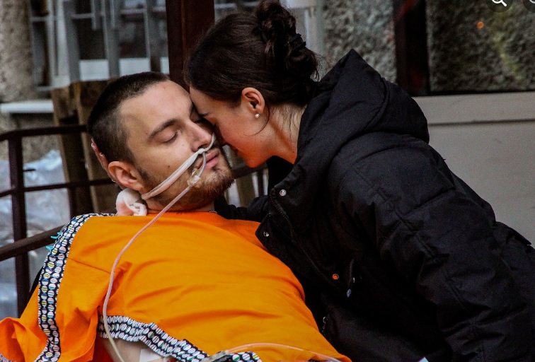 Вінницькі пенсіонери провідають поранених у шпиталі