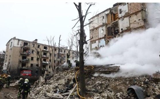 Насілдки обстрілу Харкова - рятувальники знаходять тіла загиблих