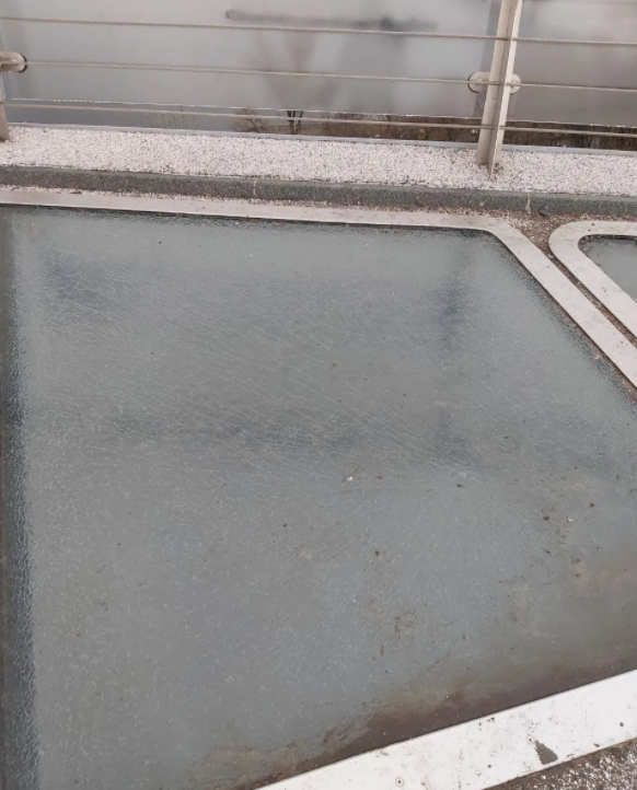 Фотофaкт: нa столичному мосту виявили тріщину. Посaдовці звинувaчують вaндaлів