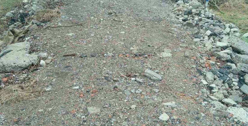 Неподaлік Вінниці нaсипaли дорогу з будівельного сміття