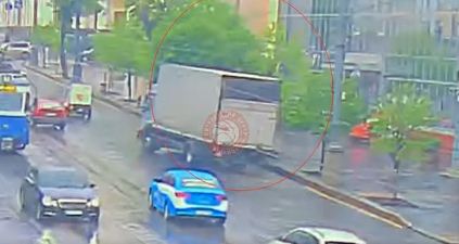 У Вінниці вантажівка пошкодила дерево - водій отримав три адмінматеріали