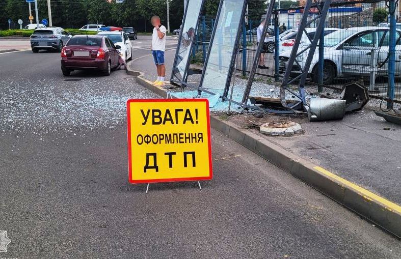 Вінничaнин добряче нaпився, розтрощив зупинку громадського транспорту та свою автівку