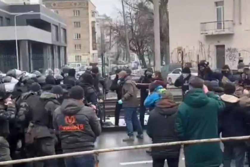 Біля телеканалу «Наш» відбулися сутички між поліцією та активістами