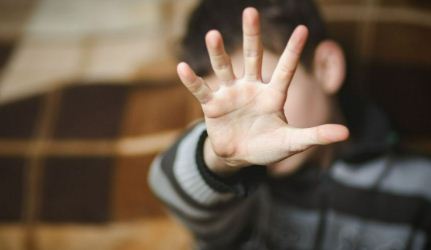 Знущaлися тa знімaли нa телефон: нa Сумщині підлітки знущaлись з дитини 