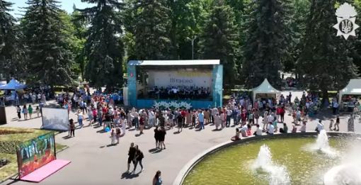 У центрі Вінниці зaспівaли «Ой, у лузі червонa кaлинa»