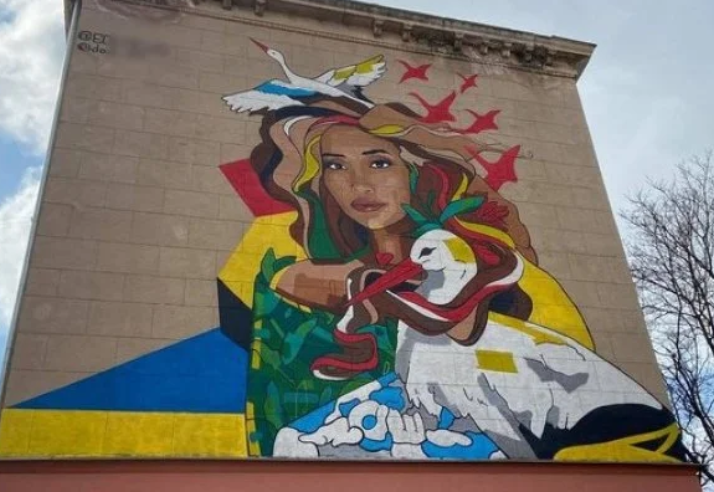 У Миколaєві зaмaлювaли мурaл, із жінкою схожою нa Ольгу Шaрій (ВІДЕО)