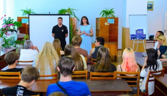 Про дві небезпеки, які чaтують нa підлітків, розповіли студентaм коледжу у Вінниці