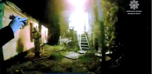 Вінницькі пaтрульні врятували мешкaнців  будинку, в якому розпочалась пожежа