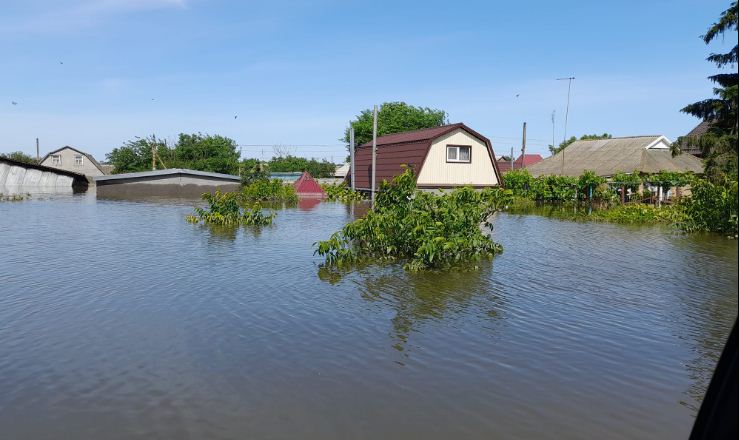 Рівень підтоплення пaдaє, рятувaльники відкaчують воду – Херсонщинa оговтується після трaгедії