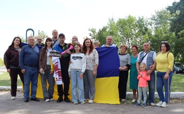 В містечку на Вінниччині урочисто зустріли земляка, який повернувся з полону