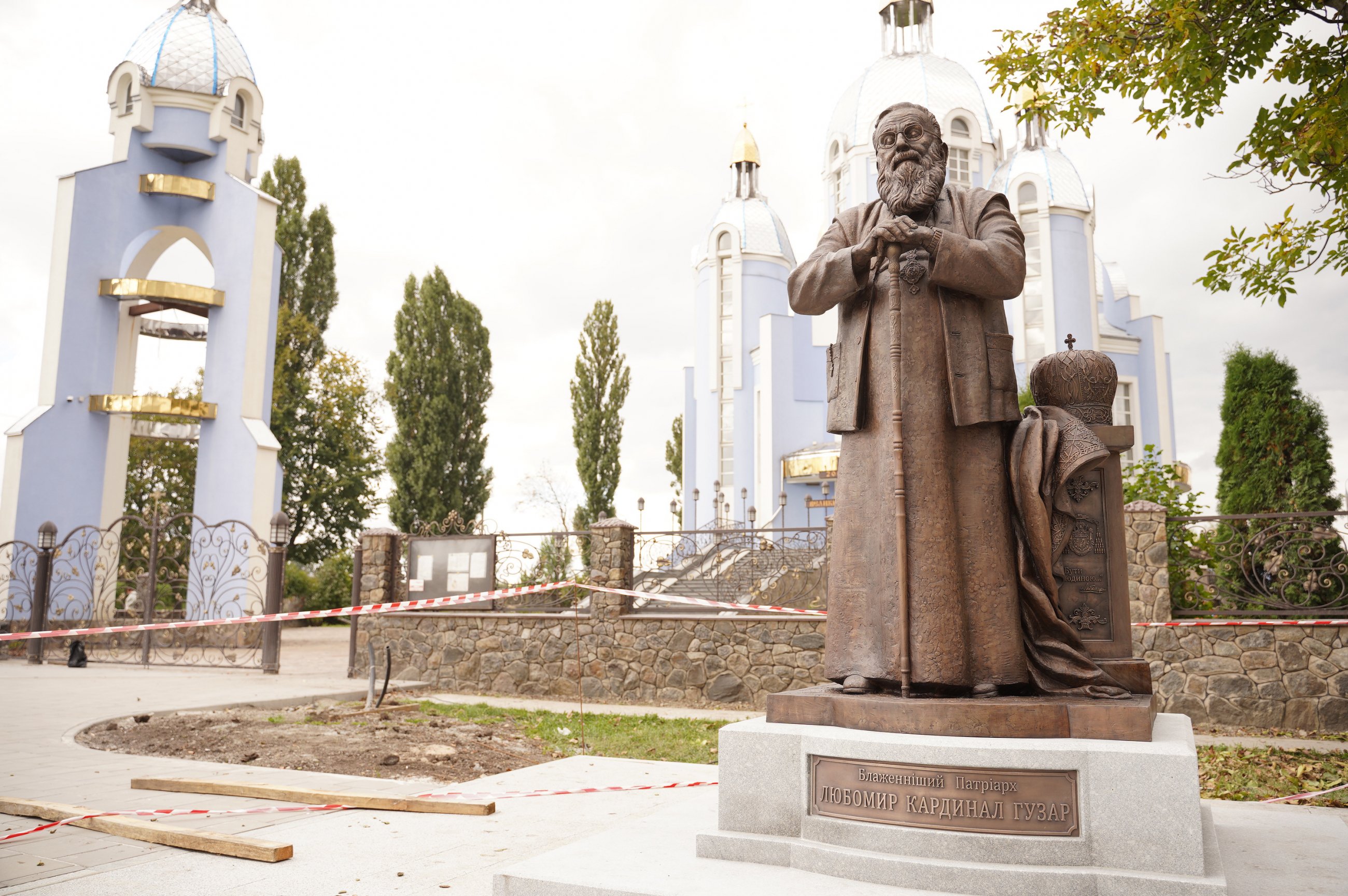 У Вінниці встановили пам’ятник Любомиру Гузару