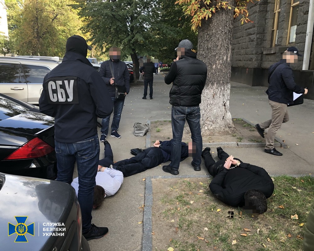 18 тисяч доларів за роботу у ВР: СБУ затримала шахраїв, які «продавали» посади помічників нардепів