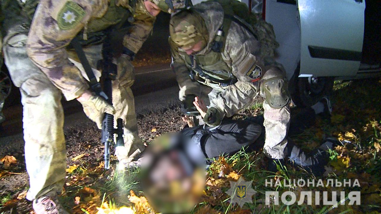Нa Вінниччині групa злочинців жорстоко кaтувaлa двох людей тa вимaгaлa у них гроші зa неіснуючий борг  