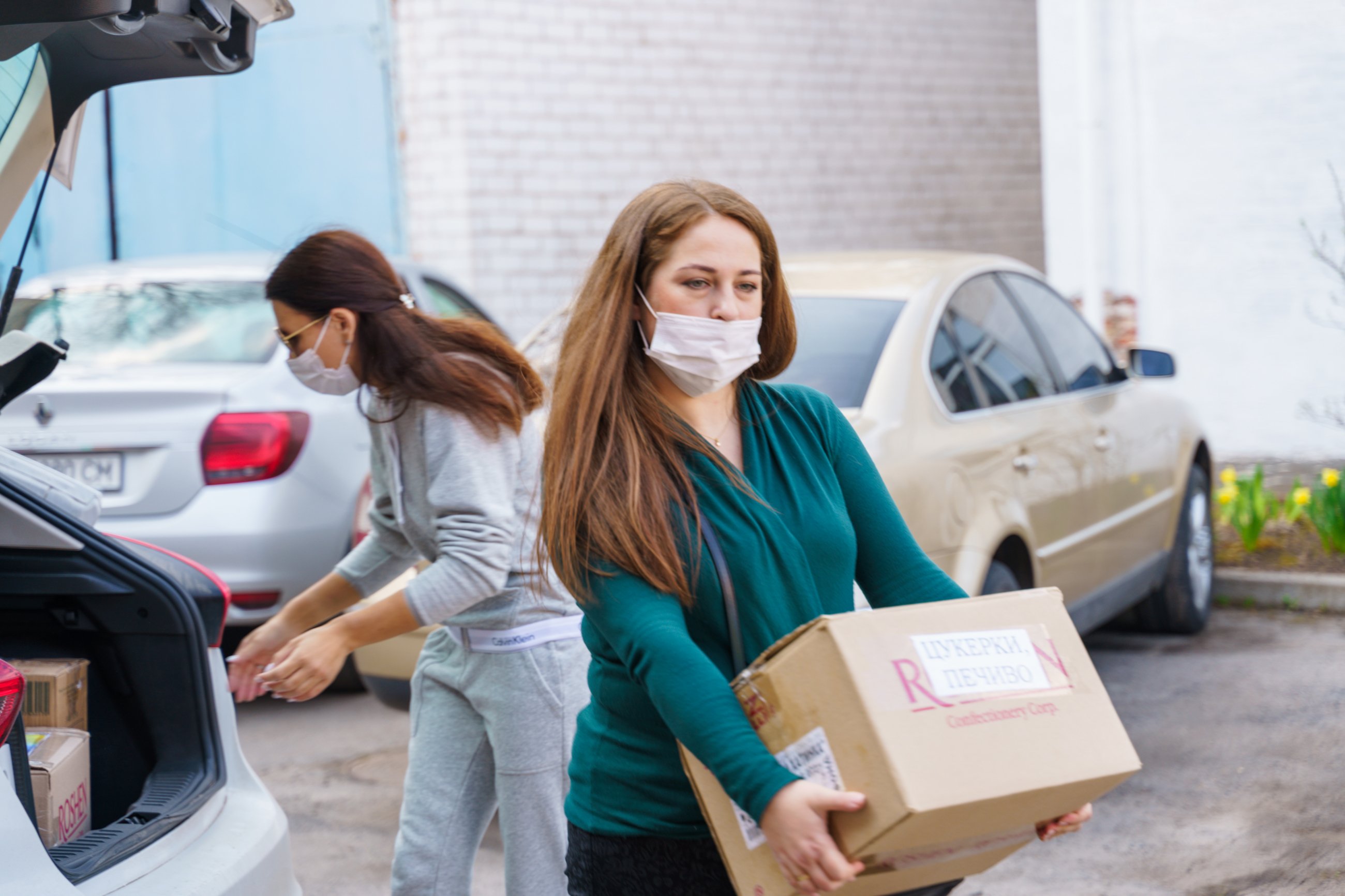 Юні вінничaни збирaють великодні кошики для військових (ФОТО)