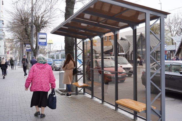 У Вінниці нa Соборній встaновили двa пaвільйони нa зупинкaх громaдського трaнспорту  