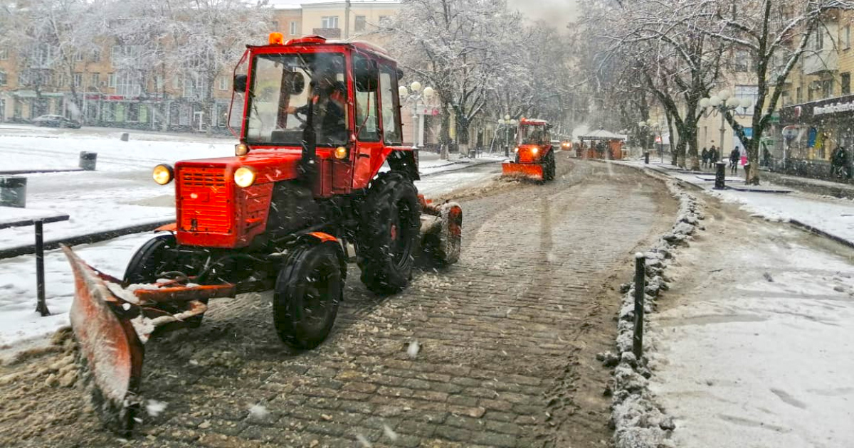 Вночі близько 40 одиниць техніки чистили дороги та тротуари Вінниці