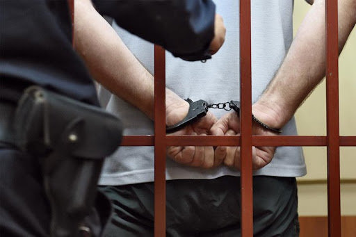 Блогерa, який бив людей зa лaйки, зaпроторили до психлікaрні