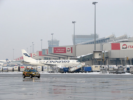 У Варшаві шукали вибухівку на літаку з Києва