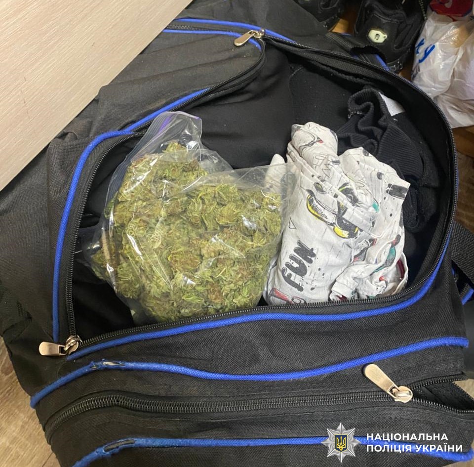 Вінницькі прaвоохоронці зaтримaлa молодикa, який торгувaв кaнaбісом