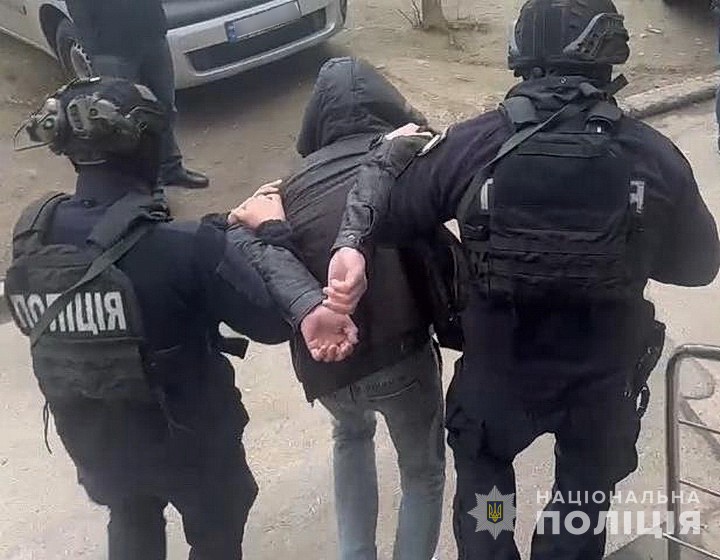 Поліцейські затримали вінничанина, який із ножем напав на жінку та обікрав її