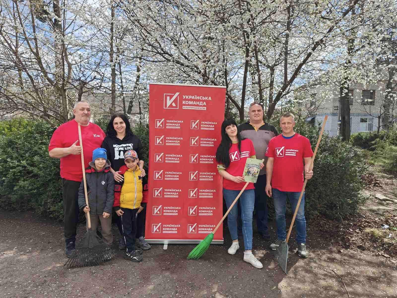 Весняне прибирання з єдністю в серці: «Українська команда» долучилася до толоки у Бершадській громаді
