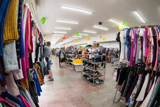 Під час «штурму» секонд-хенду мешканці Дніпропетровщини ледь не затоптали пенсіонерку (ВІДЕО)