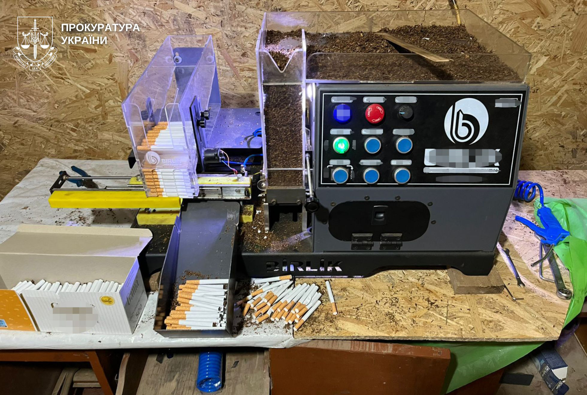 На Вінниччині викрито тютюнову фабрику «в тіні» вартістю понад 2 млн грн: шістьом особам оголошено підозру