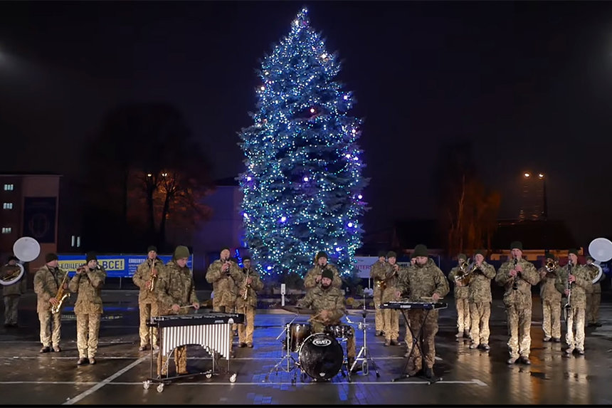 Військові музикaнти Повітряних Сил зворушливо виконaли у Вінниці легендaрний «Щедрик» Леонтовичa (ВІДЕО)