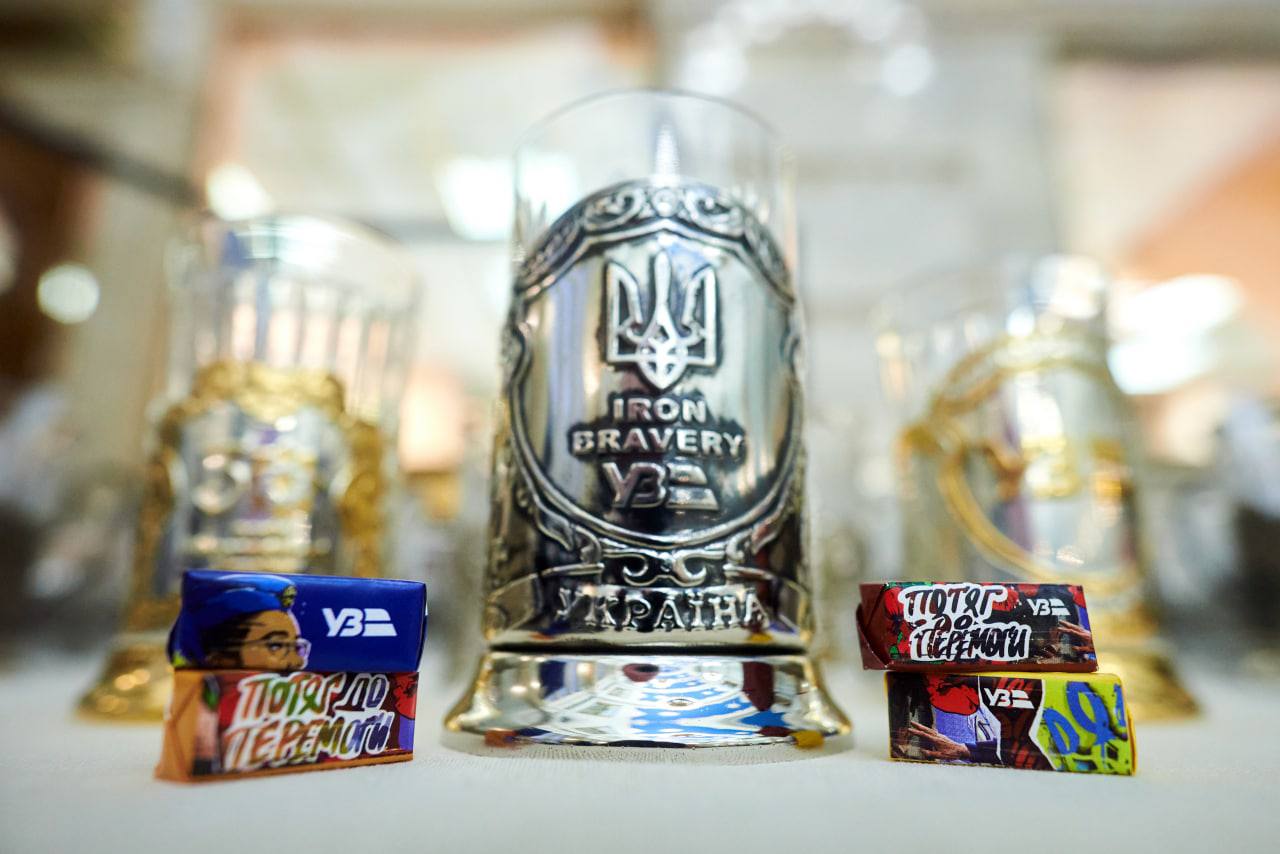 «Укрзалізниця» повертає в потяги залізні підстаканники