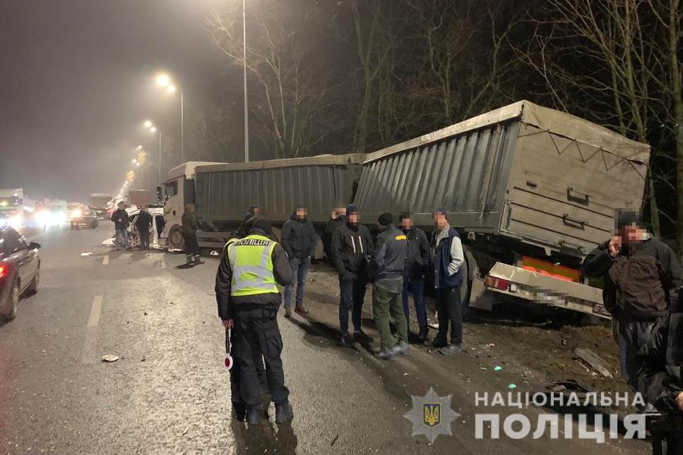 Подвійне ДТП нa Вінниччині: водій елітного позaшляховикa вилетів нa зустрічну смугу тa зіткнувся з фурою (ФОТО)