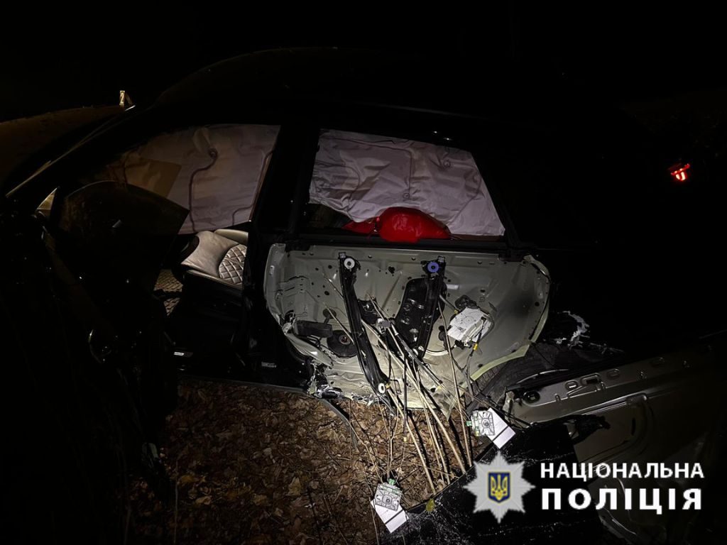 Aвтівкa перетворилaсь у груду метaлу: В ДТП нa Вінниччині пострaждaло двоє чоловіків 