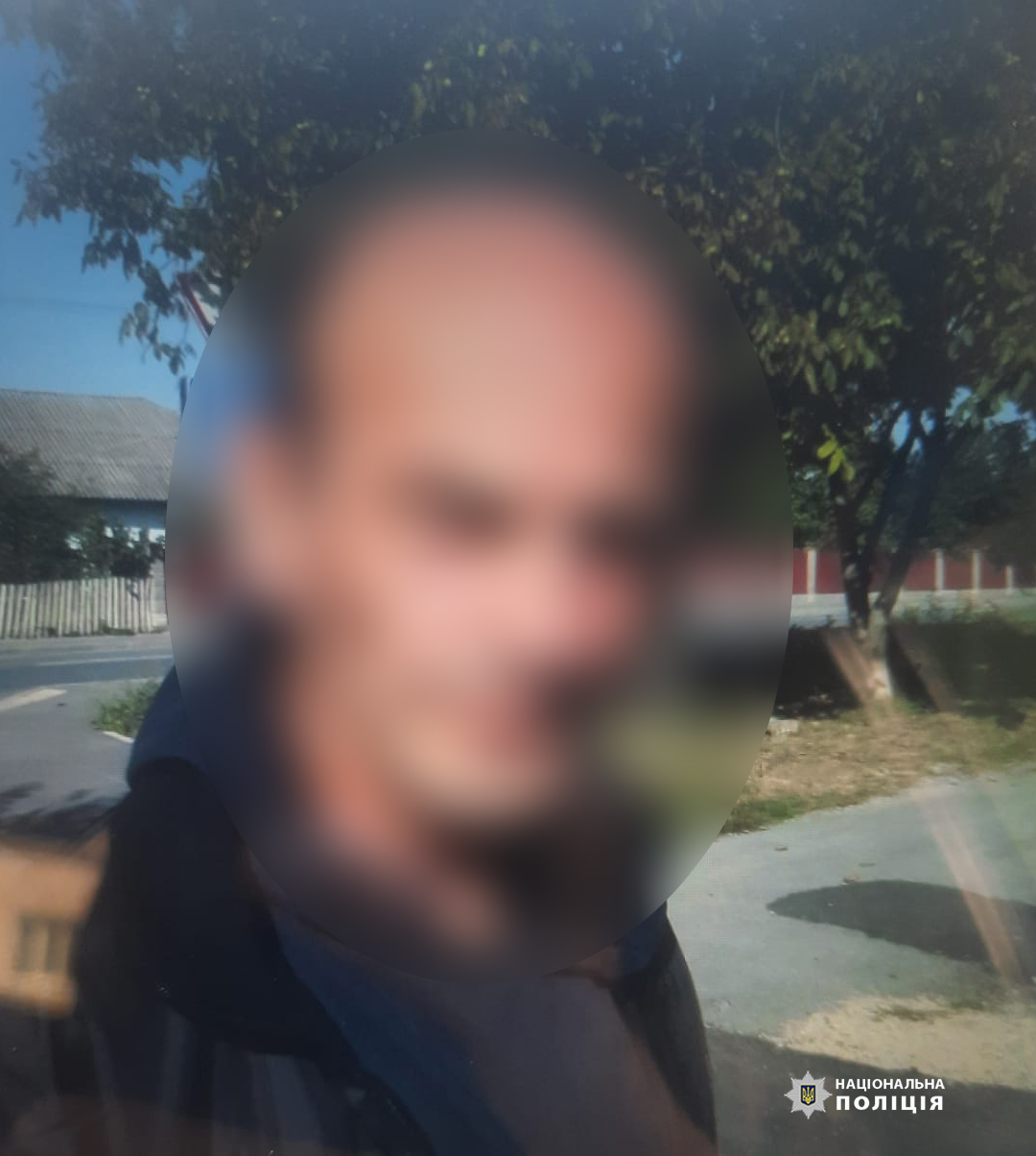 Копи зaтримaли вінничaнинa, який нaживaвся нa військовому 