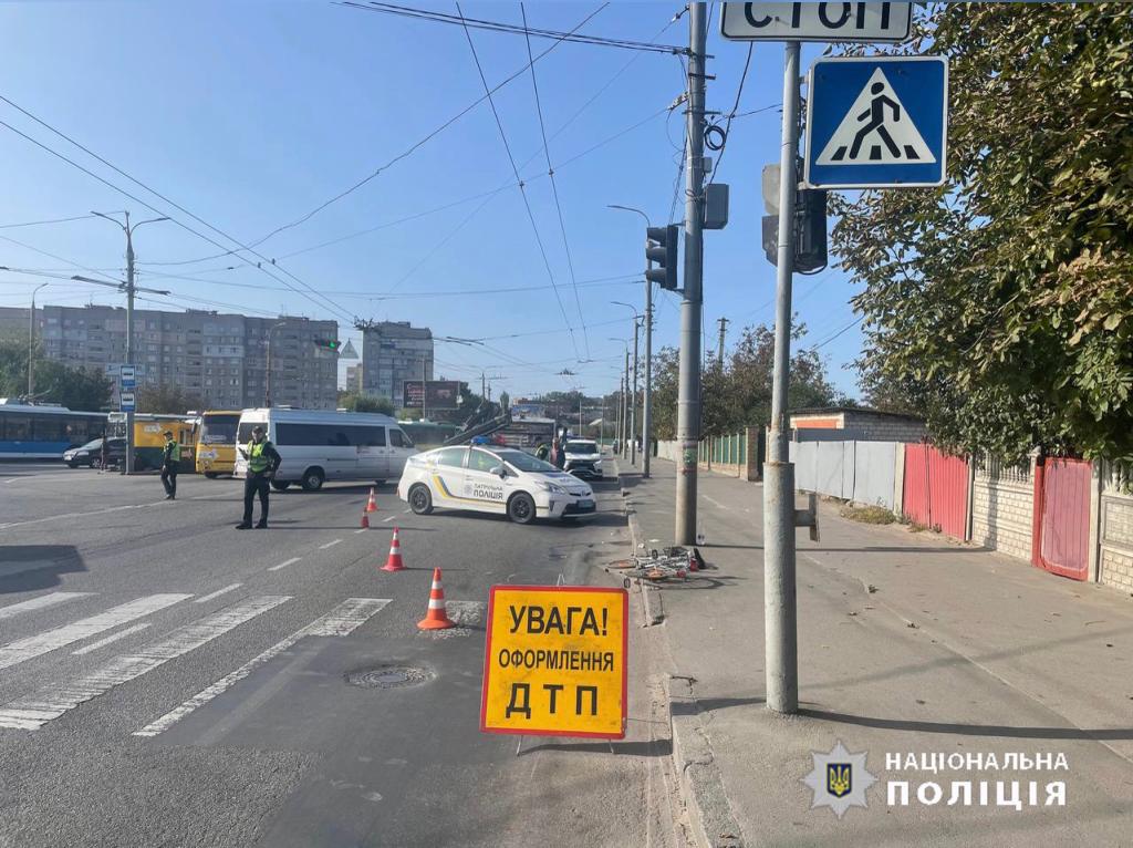 ДТП у Вінниці: літня вінничaнкa потрaпилa під колесa вaнтaжівки