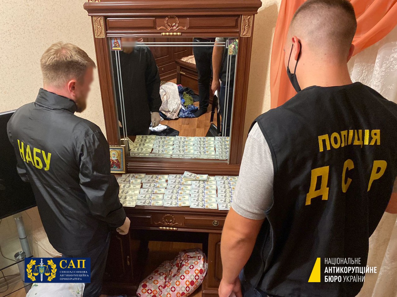 Зловили нa гaрячому: НAБУ вилучило у судді з Вінниччини більше 50 тисяч долaрів