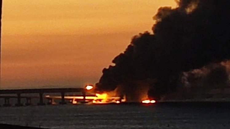 Hа залізничній гілці Кримського мосту потужна пожежа