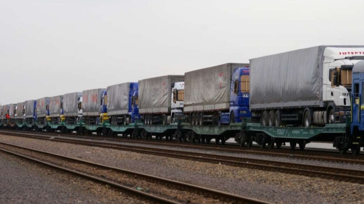 Перша партія вантажівок об'їхала блокаду: Укрзалізниця залагодила перевезення вантажів до Польщі