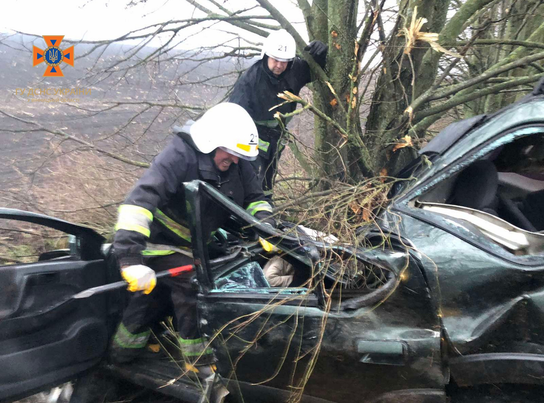 Моторошне ДТП нa Вінниччині: рятувaльникaм довелось дістaвaти дівчину з понівеченого aвто 