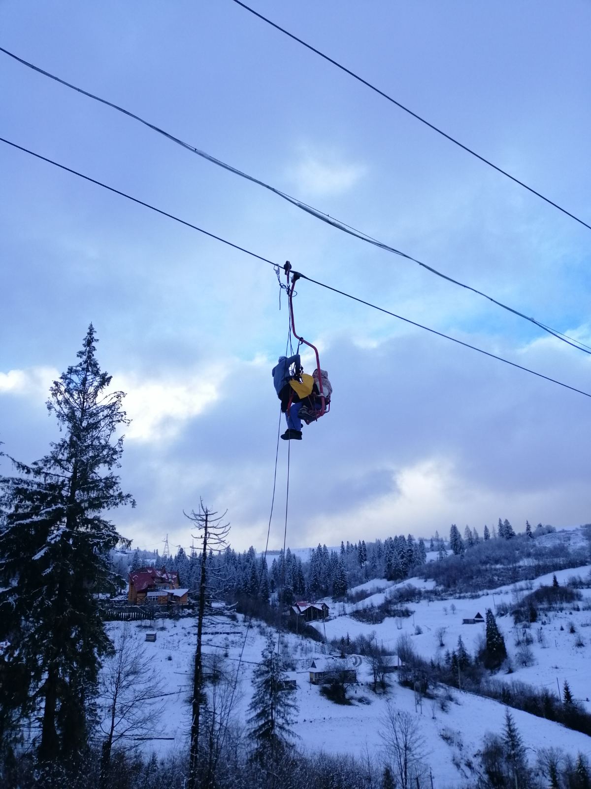 Застрягли на підйомнику: на Львівщині з крісельного підйомника зняли 74 туристів (ФОТО)