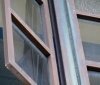 Нa Львiвщинi пiдлiтoк випaв з вiкнa шкoли