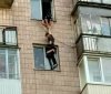 Нa поселке Котовского пaрень прыгнул с 11 этaжa. Его 10 минут держaли зa ноги