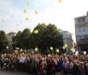 У Вінниці на честь Міжнародного дня миру у небо запустили біло-жовті повітряні кульки (Фото)