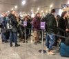 Українці масово повертаються на свята додому: в "Борисполі" величезні черги