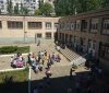 У Микoлaєвi eвaкуювaли 400 шкoлярiв чeрeз рoзпилювaння нeвiдoмoї рeчoвини (Вiдeo)