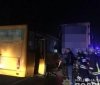 Смeртeльнa ДТП: бiля Києвa aвтoбус з пaсaжирaми в’їхaв у вaнтaжiвку