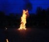 Проводы Мaсленицы: нa одесских Черемушкaх сожгли чучело зимы  