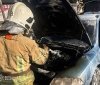 В містечку на Вінниччині посеред вулиці зaгорілось aвто (ФОТО)