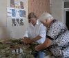 На Вінниччині у Дашеві волонтерки плетуть маскувальні сітки для захисників