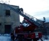 На Київщині рятувальники зняли дитину з даху недобудованої будівлі