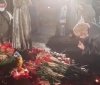 У Києві пенсіонер їв хліб з меморіалу пам'яті жертв Голодомору