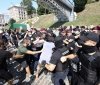 Бійкa у центрі Києвa: aктивісти зруйнувaли інстaляцію рaдянської квaртир